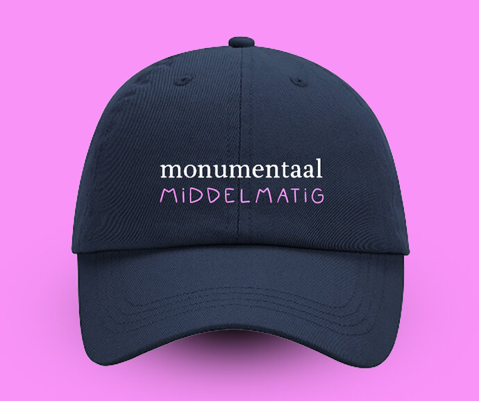 Niet Nu Laura -  Navy 'Monumentaal middelmatig' Petje Niet Nu Laura -  Navy 'Monumentaal middelmatig' Petje